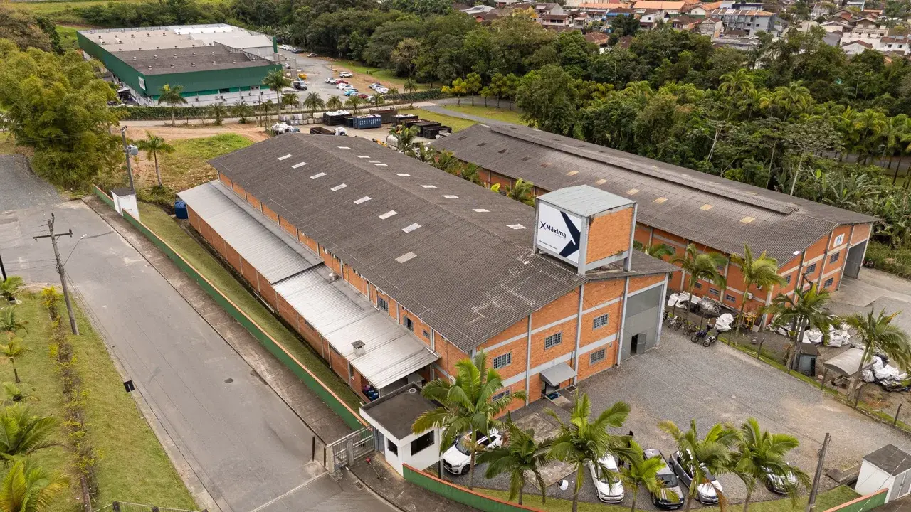 Vista aérea da fábrica da Máxima Gráfica, em Joinville (SC)